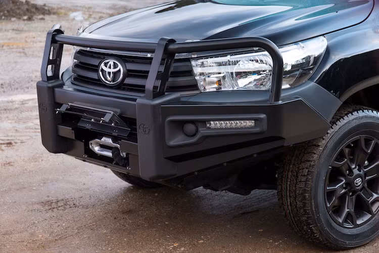 Dù là một chiếc xe "đi làm" nhưng bản Hilux này cũng được trang bị ba-đờ-sốc đa chức năng cùng mâm đúc 6 cánh.