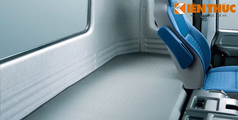 Một giường nằm nhỏ được bố trí ở phía sau cho những hành trình dài.