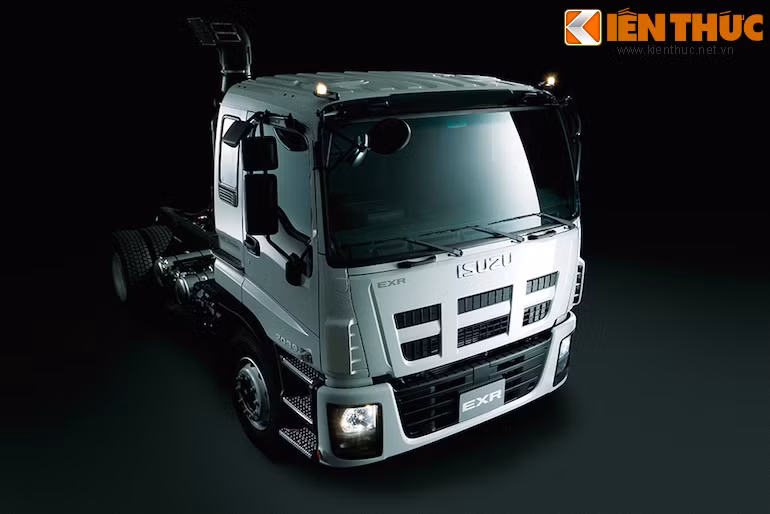 Về chế độ hậu mãi, Isuzu áp dụng chế độ bảo hành 3 năm hoặc 100.000 km, dịch vụ sửa chữa lưu động Mobile Service 24/7 và kiểm tra miễn phí định kỳ 10 lần trong vòng 02 năm hoặc 45.000 km. Đặc biệt, khách hàng còn được tặng thêm phiếu miễn phí sửa chữa, bảo dưỡng trị giá lên đến 30 triệu đồng và được sử dụng trong vòng 24 tháng.