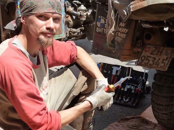 Tự sửa, vá lốp mỗi khi chiếc xe "cảm cúm" hay "trái nắng trở trời".