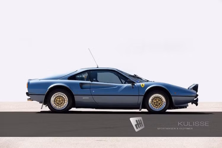 Vào năm 1977, một series 308 GTB đặc biệt, với tên gọi Vetroresina đã được sản xuất với số lượng chỉ 808 chiếc, có vỏ xe làm hoàn toàn bằng sợi thủy tinh. So với các phiên bản thân thép sau đó, chiếc 308 GTB này nhẹ hơn tới 150 kg.