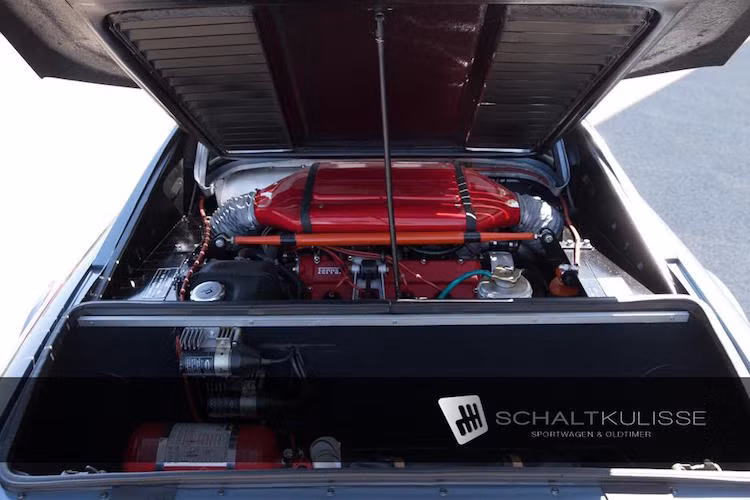 Mặc dù không có thông tin gì về những thay đổi đối với khối động cơ 2.9l V8 nạp khí tự nhiên với mã hiệu F106 của chiếc xe, nhưng nhìn vào hộp lọc gió, chắc chắn động cơ cũng đã được "độ" lại một chút.