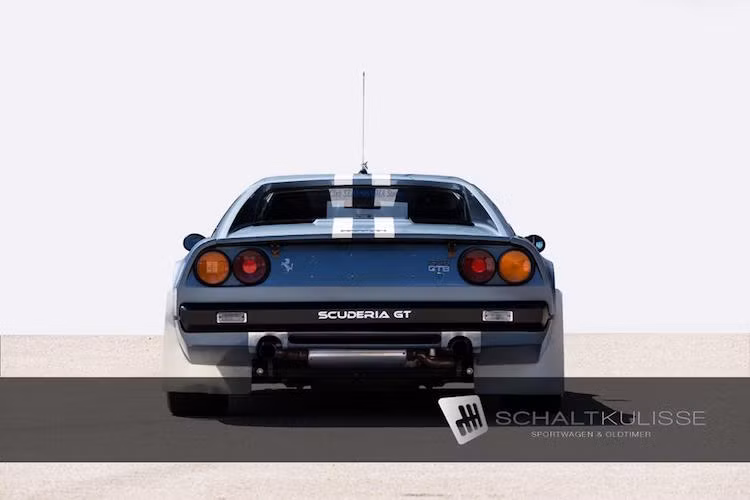 Thân xe bằng sợi thủy tinh cực hiếm được giữ nguyên, nhưng các vòm bánh xe được lắp thêm những tấm chắn bùn ở cuối. Ngoài ra, mâm xe cũng có dạng đúng như những xe đua rally thực thụ.