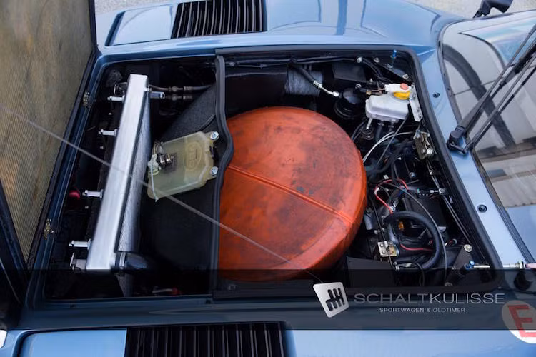 Khoang chứa đồ ở phía trước chiếc xe không còn chỗ trống do phải chứa thêm lốp dự phòng. Đây cũng là vị trí để "giấu" một số bó dây cho các hệ thống hỗ trợ liên lạc dành cho xe đua.