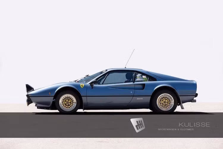 Ra đời vào thập niên 70, siêu xe Ferrari 308 GTB đã đánh dấu một cuộc "cách mạng" trong thiết kế của hãng khi chuyển từ những đường cong quyến rũ sang thân xe hình nêm với những đường nét thẳng, sắc cạnh hơn.
