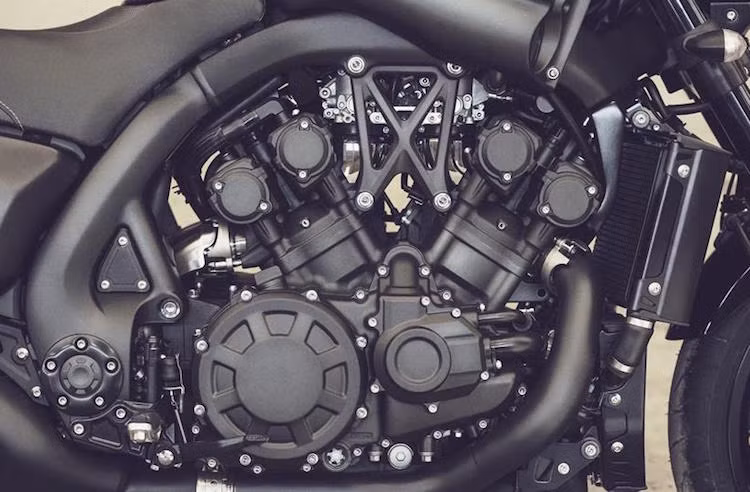 V-Max được trang bị động cơ V5 nạp khí tự nhiên dung tích lên tới 1679 cc, khiến chiếc xe đạt công suất tối đa lên tới 200 mã lực và mô-men xoắn cực đại 167 Nm. Sức mạnh được truyền thông qua trục các-đăng và hộp số 5 cấp.