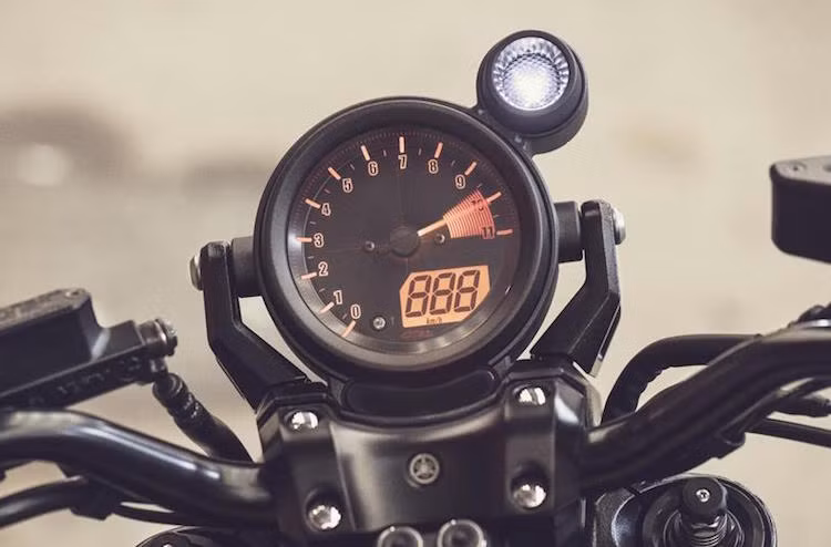 Bảng đồng hồ của V-Max đơn giản với đồng hồ báo tua dạng kim kèm báo tốc điện tử. Phía trên được bố trí thêm một đèn báo chuyển số khi vòng tua máy lên cao.