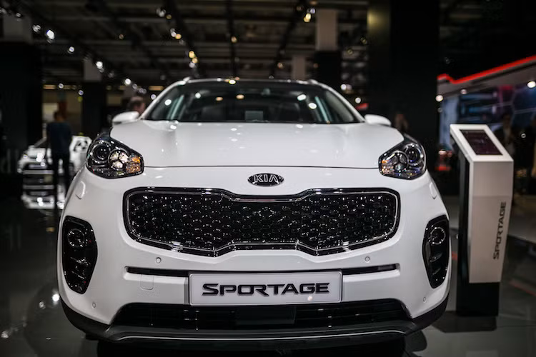 Dù vẫn mang những nét đặc trưng của Kia như lưới tản nhiệt "mũi hổ" nhưng so với thế hệ trước, Sportage mới sở hữu vẻ ngoài "cơ bắp" và thể thao hơn nhiều.