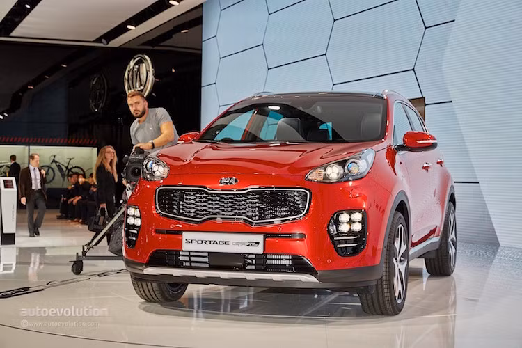 Sportage thế hệ mới sẽ được trang bị động cơ xăng GDI 1.6l nạp khí tự nhiên (132 mã lực/161 mã lực) hoặc tăng áp (177 mã lực/265 Nm). Ngoài ra chiếc xe sẽ còn có thêm 2 phiên bản động cơ khác là CRDi Turbodiesel 1.7l hoặc 2.0l.