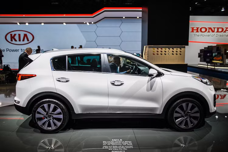 So với thế hệ trước, Sportage mới đã có chiều dài tổng thể tăng lên 40 mm, chiều dài cơ sở tăng 30 mm trong khi chiều cao giữ nguyên, khiến cho chiếc xe trở nên rộng rãi hơn.