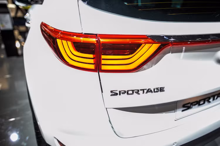 Đặc biệt, đèn hậu của xe có dạng các dải LED ấn tượng và lạ mắt, vốn chỉ thường xuất hiện trên những mẫu xe cao cấp.