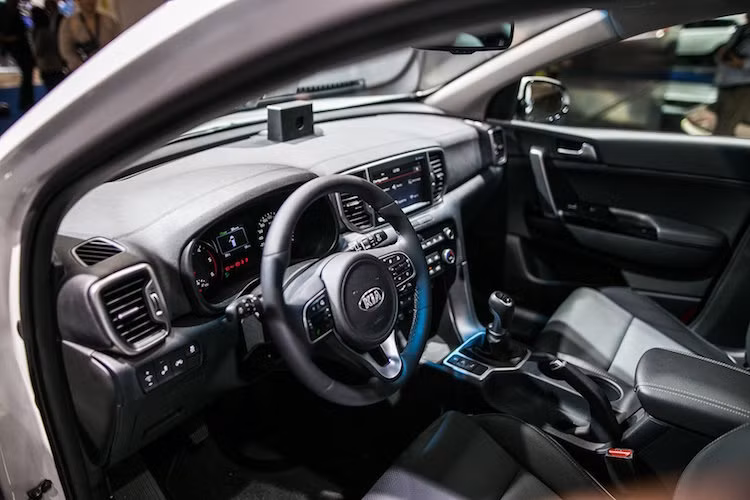 Nội thất của Sportage phiên bản mới mang thiết kế khá giống Sorento và có hệ thống thông tin giải trí với màn hình lớn ở trên táp-lô. Nhiều chi tiết được lấy từ chiếc sedan Optima.