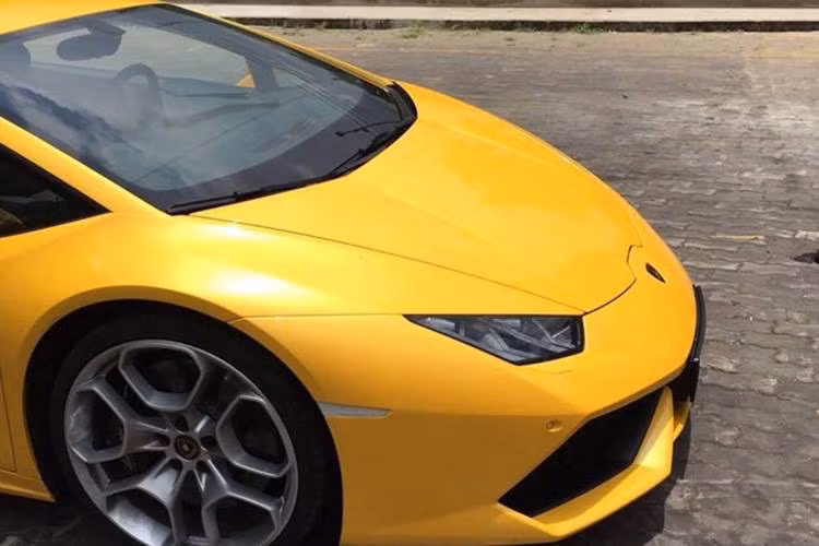 Xe được thiết kế theo phong cách của những người đàn anh Aventador, với những đường nét sắc sảo hơn, hấp dẫn hơn, một gương mặt dữ dằn, hung hãn hơn bởi cặp đèn pha full LED được thiết kế hoàn toàn mới.