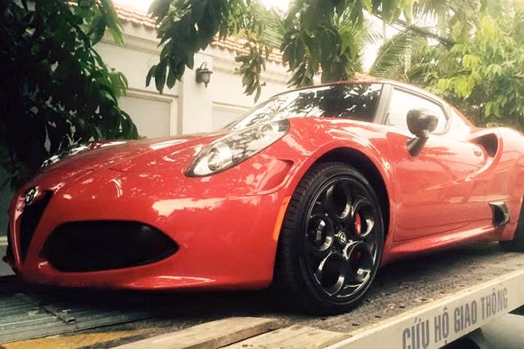 Ngoài 3 xế khủng về cùng ngày 29/8, 24 giờ trước đó, một cái tên khá đình đám khác cũng đã có mặt tại Việt Nam đó chính là hàng hiếm Alfa Romeo 4C launch Edition mang số thứ tự 116/500 chiếc được sản xuất.