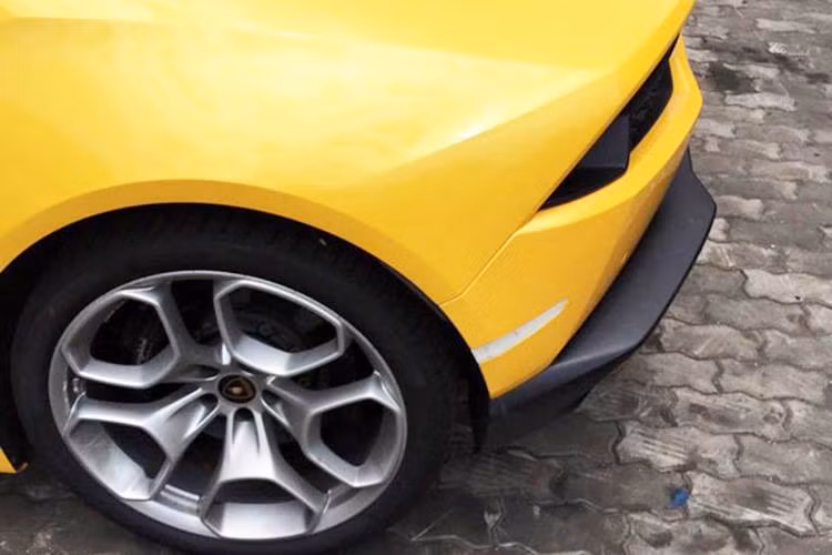 Huracan LP610-4 được trang bị động cơ V10 5,2L, nó có khả năng tăng tốc từ 0 – 100Km/h chỉ mất 3,2 giây. Tại Việt Nam, xe được phân phối chính hãng với giá bán 16 tỷ đồng.