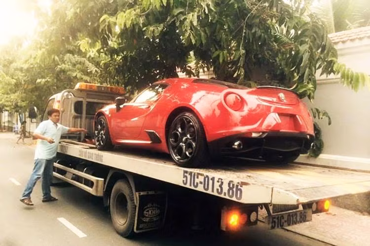 Mẫu xe thể thao cỡ nhỏ này sở hữu sức mạnh 237 mã lực, khả năng tăng tốc từ 0 – 100 km/h chỉ mất 4,5 giây. 4C Launch Edition khác biệt so với phiên bản thường nhờ khá nhiều những chi tiết trên xe được làm từ sợi carbon, đèn pha bixenon tích hợp công nghệ LED.