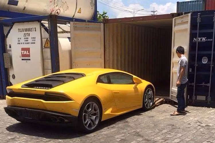 Tiếp đến là cái tên đang được nhiều người chơi xe tại Việt Nam nhắc đến nhất hiện nay chính là Huracan LP610-4, siêu xe có giá rẻ nhất của Lamborghini thay thế cho đàn anh Gallardo.