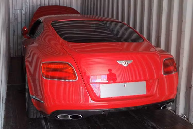 Trong số 4 siêu xe chục tỷ được nhập về Việt Nam trong hai ngày cuối tuần vừa qua có một chiếc siêu sang thể thao hạng sang Bentley Continental GT Speed 2015.