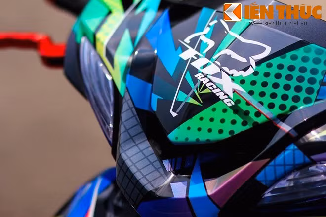 Sơn tem đấu là tổng hợp từ những mảnh màu nhỏ với hình dáng, hoa văn và hoạ tiết khác nhau.