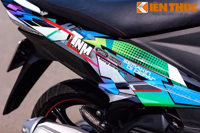 Phỏng theo phong cách xe đua, chiếc xe có logo của các thương hiệu nổi tiếng trong ngành mô-tô trên thân.