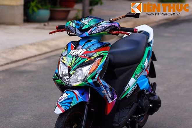 Góc nhìn từ phía đầu xe cho thấy ngoài bộ tem đấu, chiếc xe còn có gương hậu Rizoma cùng bao tay và tay phanh kiểng.