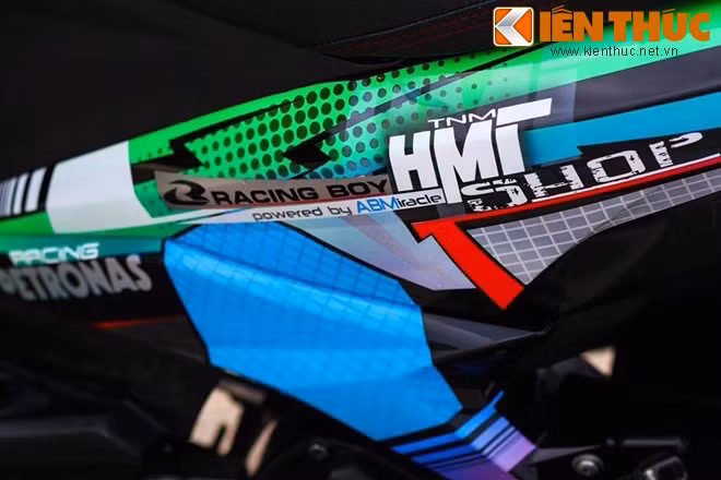 Cận cảnh dàn áo nhìn từ phía bên trái.