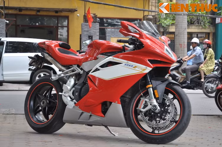 Được hãng sản xuất môtô Ý MV Agusta giới thiệu lần đầu vào năm 2006, F4 mang trọng trách "đối đầu" với những đối thủ tương tự từ Ducati như 999, 1098, 1199 và nay là 1299 Panigale.