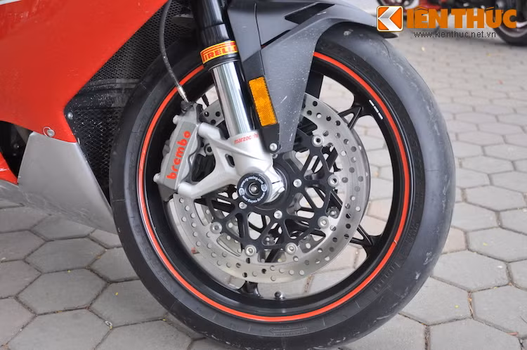 Ở phía trước, xe sở hữu hệ thống phanh Brembo kép cùng phuộc USD Marzocchini đẳng cấp.