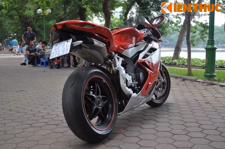 Phiên bản F4 trong bài này được sản xuất vào năm 2010, với động cơ 4 xi-lanh thẳng hàng với công suất 186 PS và mô-men xoắn 114 Nm.