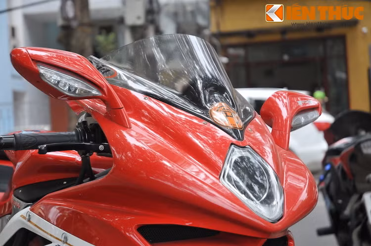 F4 sở hữu thiết kế đầu xe như một mũi tên, với duy nhất một đèn pha đơn nằm trên fairing.