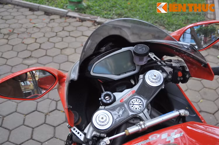 Bảng đồng hồ của xe là một màn hình LED đơn sắc lớn, giúp người lái có thể dễ dàng điều chỉnh các chức năng.