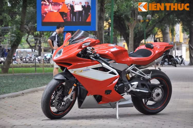 Trên thực tế, MV Agusta F4 cũng luôn được dân chơi xe đánh giá rất cao và thường được "ví von" là "Ferrari của Thế giới môtô".