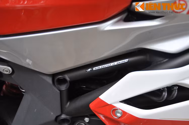 F4 sở hữu bộ khung Trellis bằng ống thép. Dòng chữ "Saldato a Mano" bằng tiếng Ý trên khung có nghĩa là khung xe đã được hàn TIG thủ công.