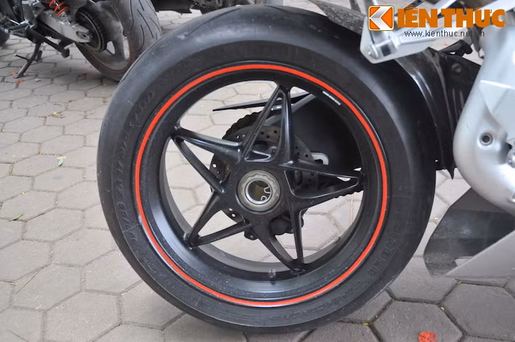 Điểm giúp phân biệt MV Agusta F4 đời 2010 là cặp mâm sao 5 cánh, tương tự những chiếc siêu xe đắt tiền nhất của Ferrari hồi thập niên 90.