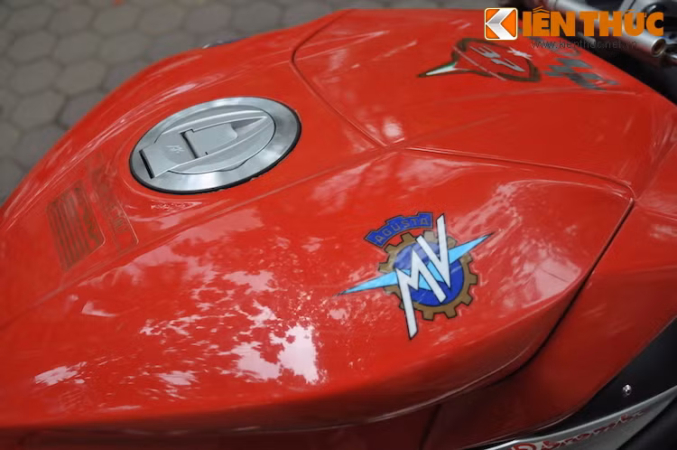 Bình xăng của F4 có thiết kế sắc cạnh về hai bên, và chỉ được trang trí bằng logo MV Agusta.