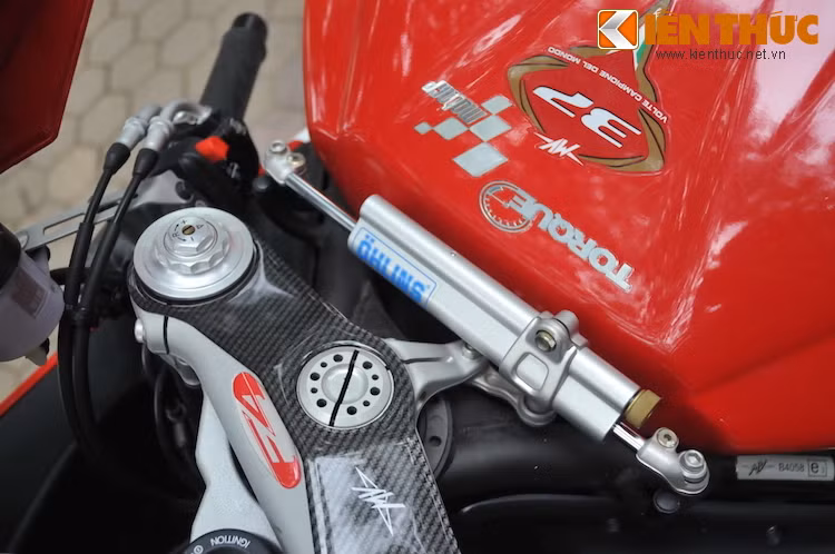 Là một chiếc superbike đầy tốc độ nên F4 được trang bị thêm trợ lực lái Ohlins để đảm bảo tay lái thực sự cân bằng.