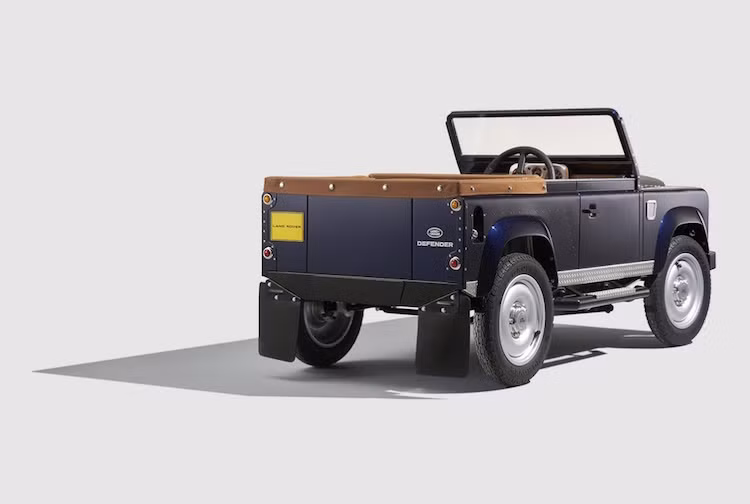 Chiếc xe có kiểu dáng vuông vức đã trở thành đặc trưng của dòng Defender, cùng với các bánh xe bằng thép dập với bề ngoài "y hệt" như phiên bản 1:1.