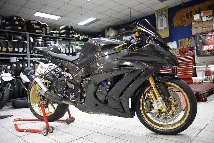 Fairing sợi carbon được lắp lên xe, cùng pô Akrapovic.