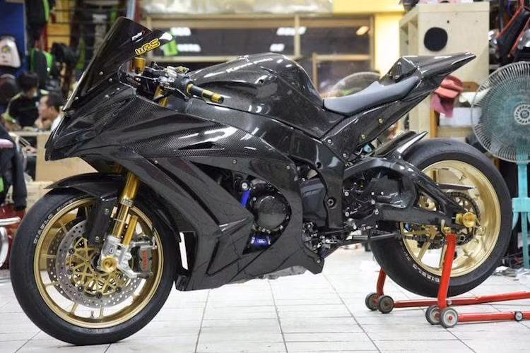 Toàn cảnh chiếc Kawasaki ZX-10R sau khi "độ" full carbon.