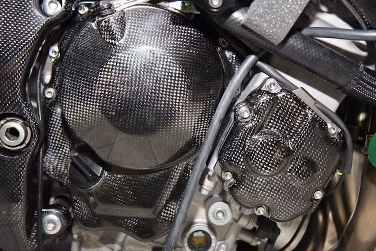 Tương tự, hai bên bưởng máy cũng sử dụng ốp sợi carbon.