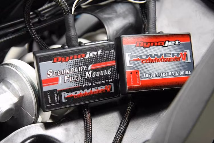 "Nội công" của chiếc xe được cải thiện nhẹ với bộ ECU phun nhiên liệu điện tử DynoJet và lọc gió K&amp;N.