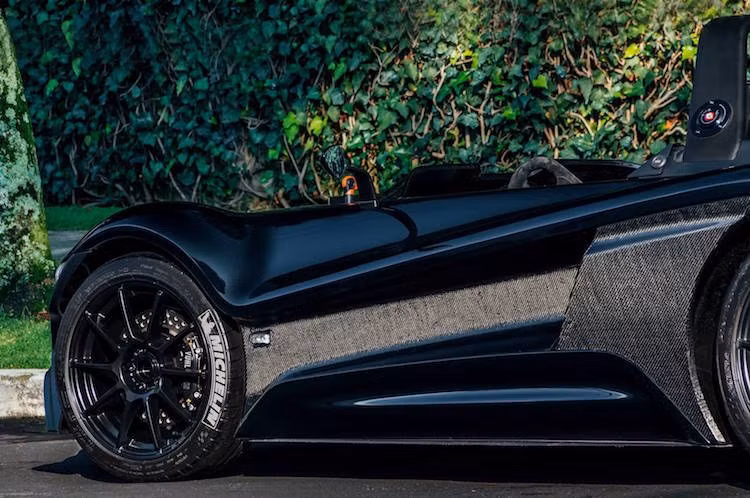 Toàn bộ thân xe của Vuhl 05 được làm hoàn toàn từ sợi carbon, trong khi chassis làm từ nhôm 6061-T6, khiến nó có tỉ lệ công suất/trọng lượng nhẹ.