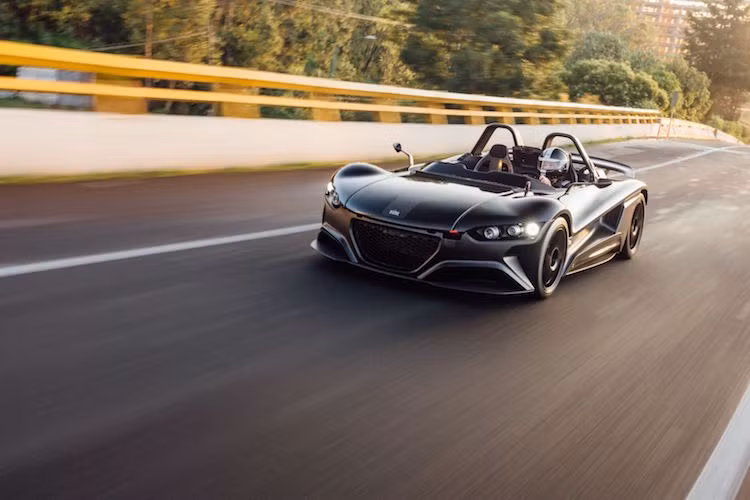 Tuy nhiên, với trọng lượng chỉ 725 kg, chiếc xe có thể trở thành "vũ khí tối thượng" nếu sau vô lăng là một tay lái dày dặn kinh nghiệm.