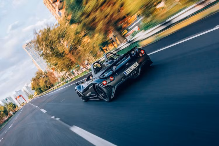 Với công suất tối đa 285 mã lực cùng mô-men xoắn cực đại 420 Nm, chiếc xe có thể tăng tốc từ 0-100 km/h chỉ trong 3,7 giây và đạt tốc độ tối đa 245 km/h.