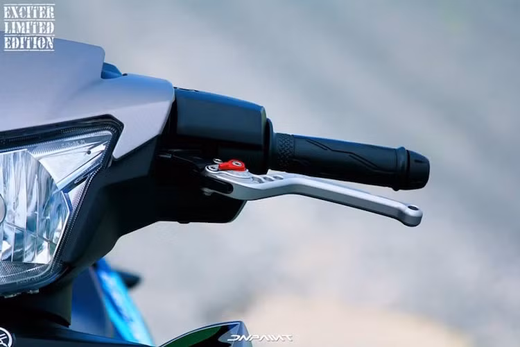 Tay phanh và tay côn của xe được thay bằng loại có thể điều chỉnh hành trình.