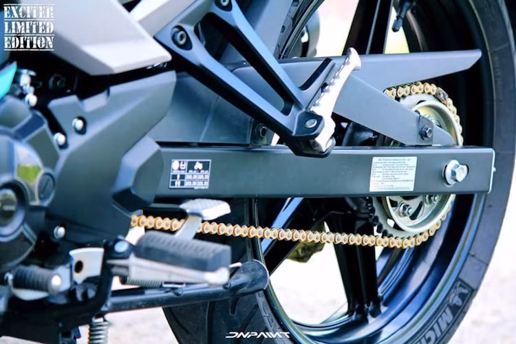 Lốp xe được thay bằng loại bám đường hơn của Michelin, trong khi sên cũng có màu vàng óng nổi bật.