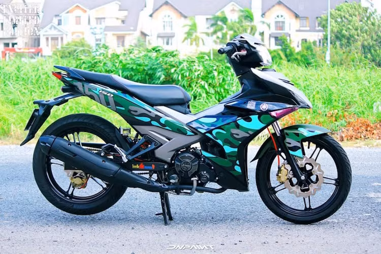 Với thiết kế "hầm hố" hơn cùng động cơ 150 cc mạnh mẽ, chiếc xe đã nhanh chóng chiếm được cảm tình của dân chơi xe PKN Việt Nam cũng nhe nhiều nước Đông Nam Á khác.