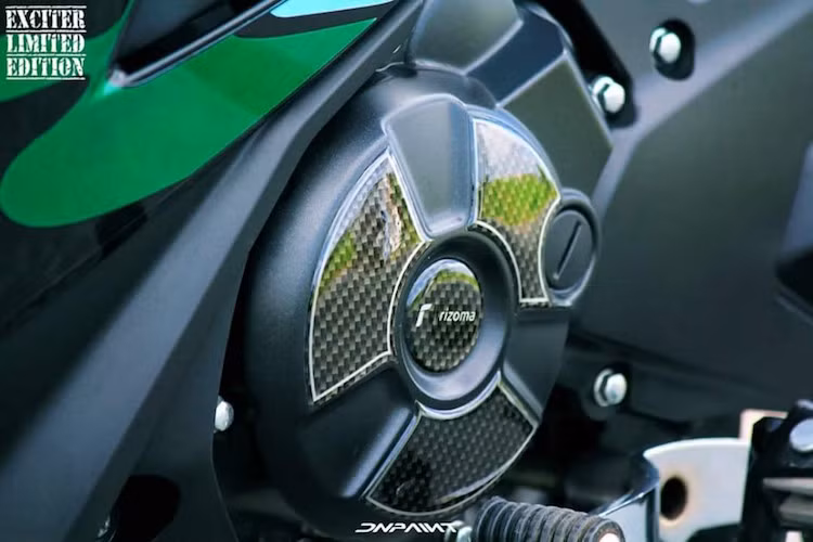 Hai bên bưởng máy là tem bảo vệ 3D vân carbon của Rizoma.