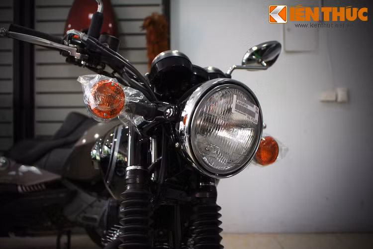 Mỗi năm, W800 lại có một phiên bản đặc biệt khác nhau. Trong đó, năm 2015 này, Kawasaki đã tung ra phiên bản W800 Black Edition với số lượng giới hạn.