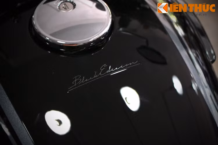 Bên dưới nắp xăng là dòng chữ "Black Edition" để khẳng định về sự đặc biệt của chiếc xe. Kawasaki đã chọn font viết tay cho dòng chữ này, khiến chiếc xe càng có vẻ tinh tế.